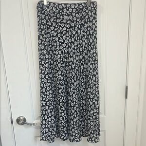 Chelsea & Theodore Black and White Floral A-Line Skirt Sz M